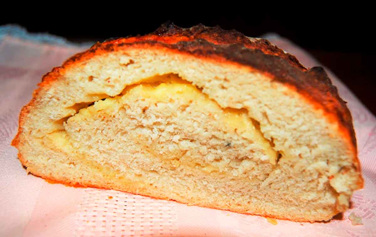 Imagen de pan con queso cheddar, patata y cebollino