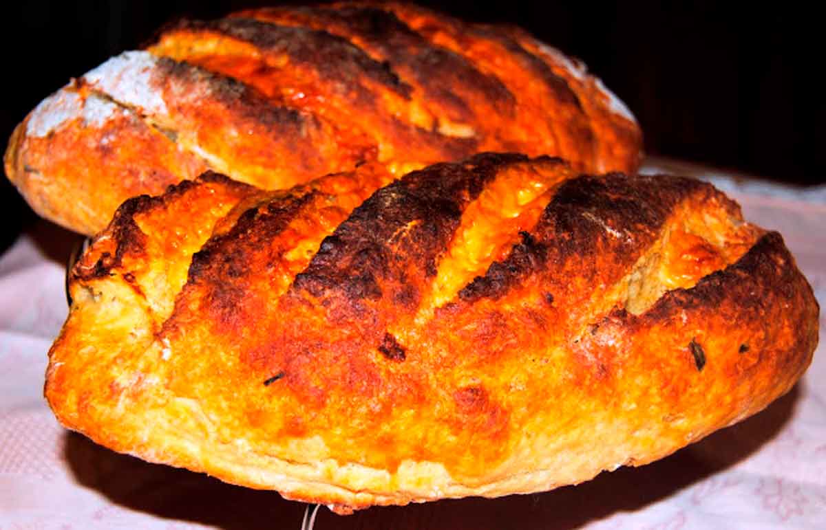Imagen de pan de patata, queso cheddar y cebollino