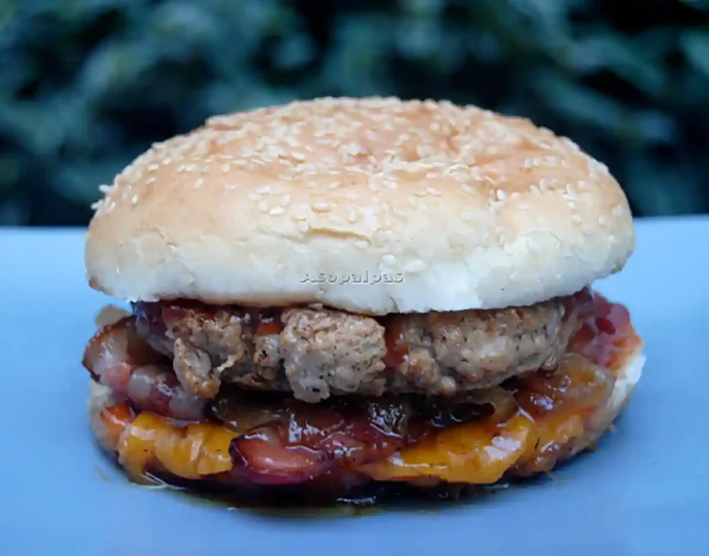 Imagen de la Hamburguesa con Bacon Caramelizado y Queso Cheddar