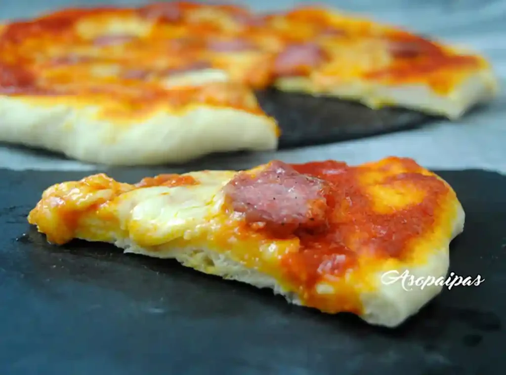 Imagen de la Pizza con Salchichón, Tomate y Mozzarella