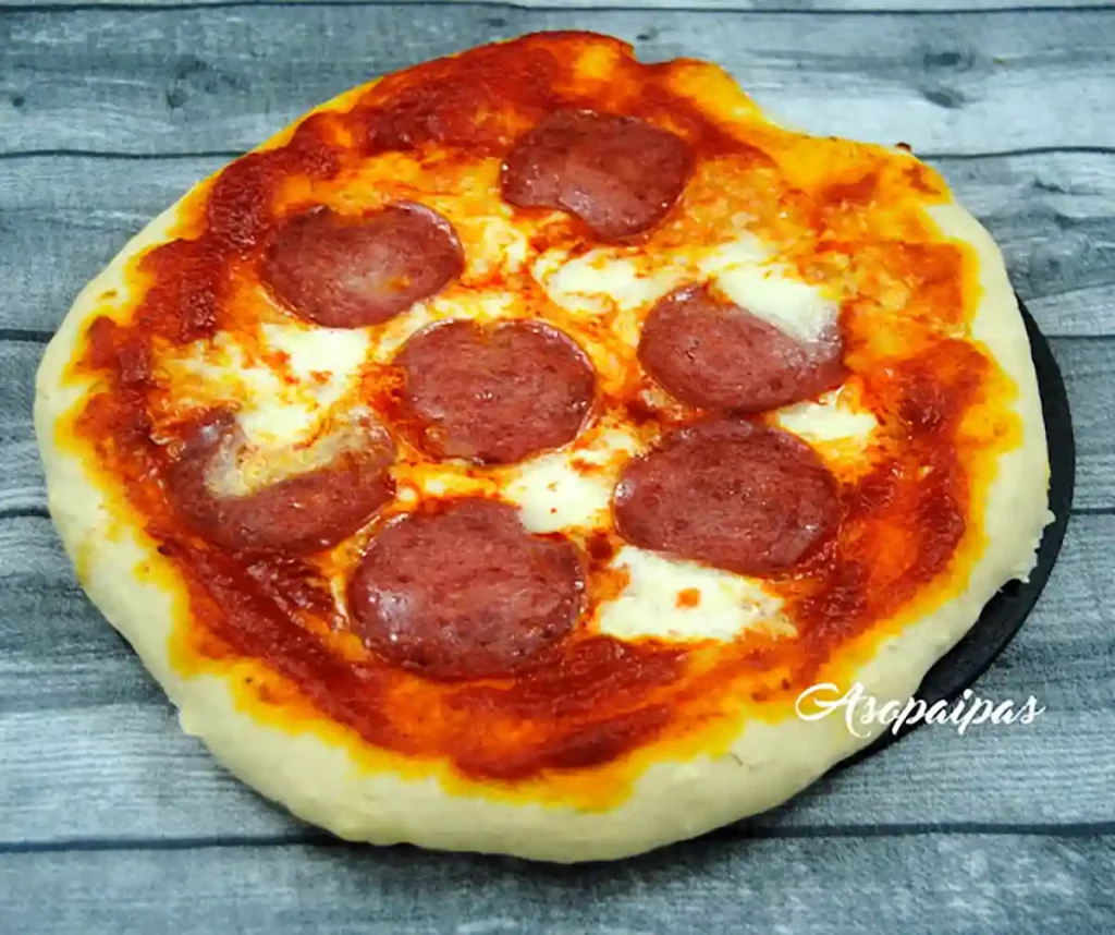 Imagen de la Pizza con Salchichón, Tomate y Mozzarella
